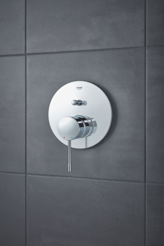 Смеситель Grohe Essence 24058001 для ванны с душем фото 2